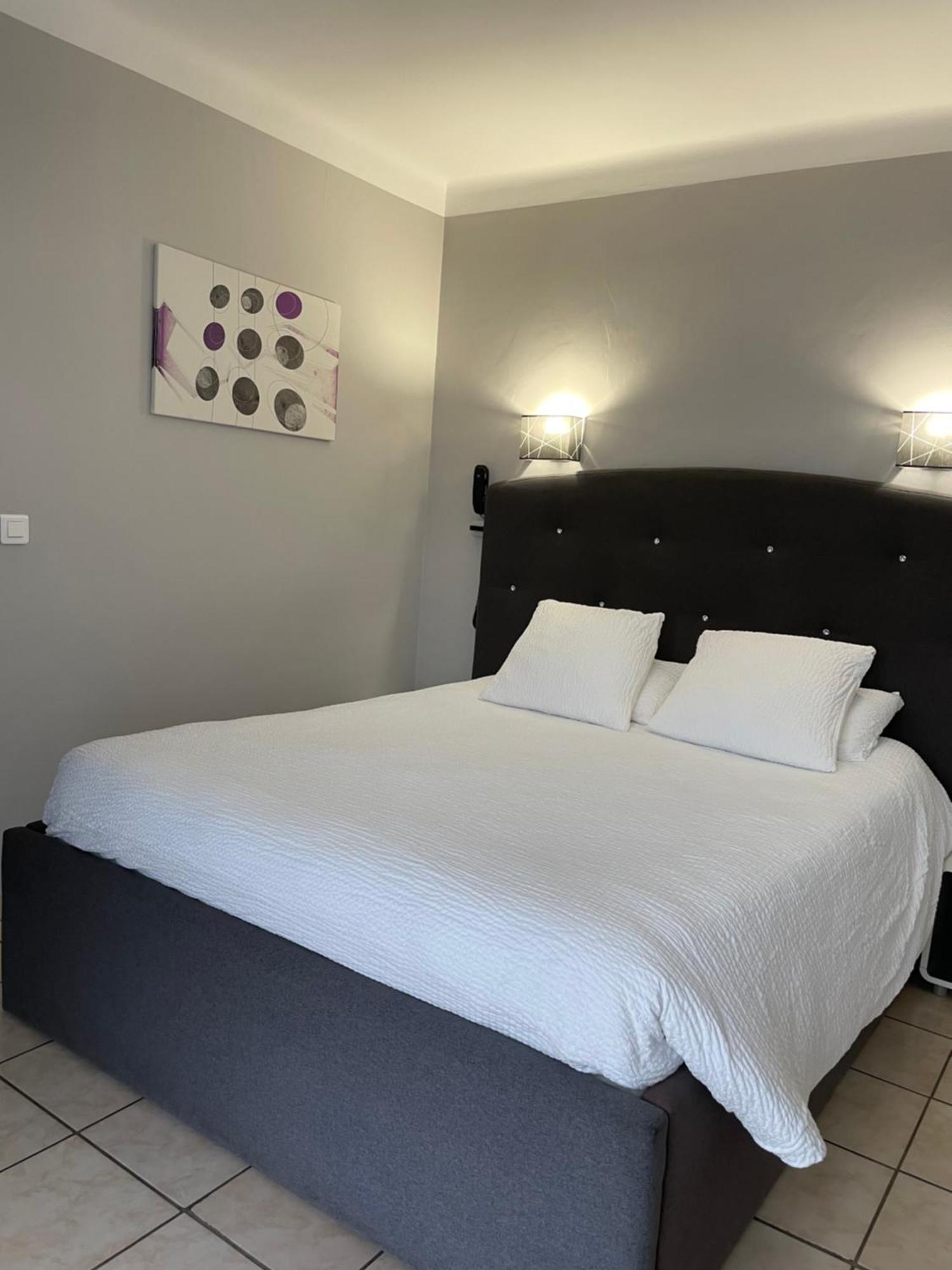 Logis Hotel Le Clement V Roquemaure  Exterior photo