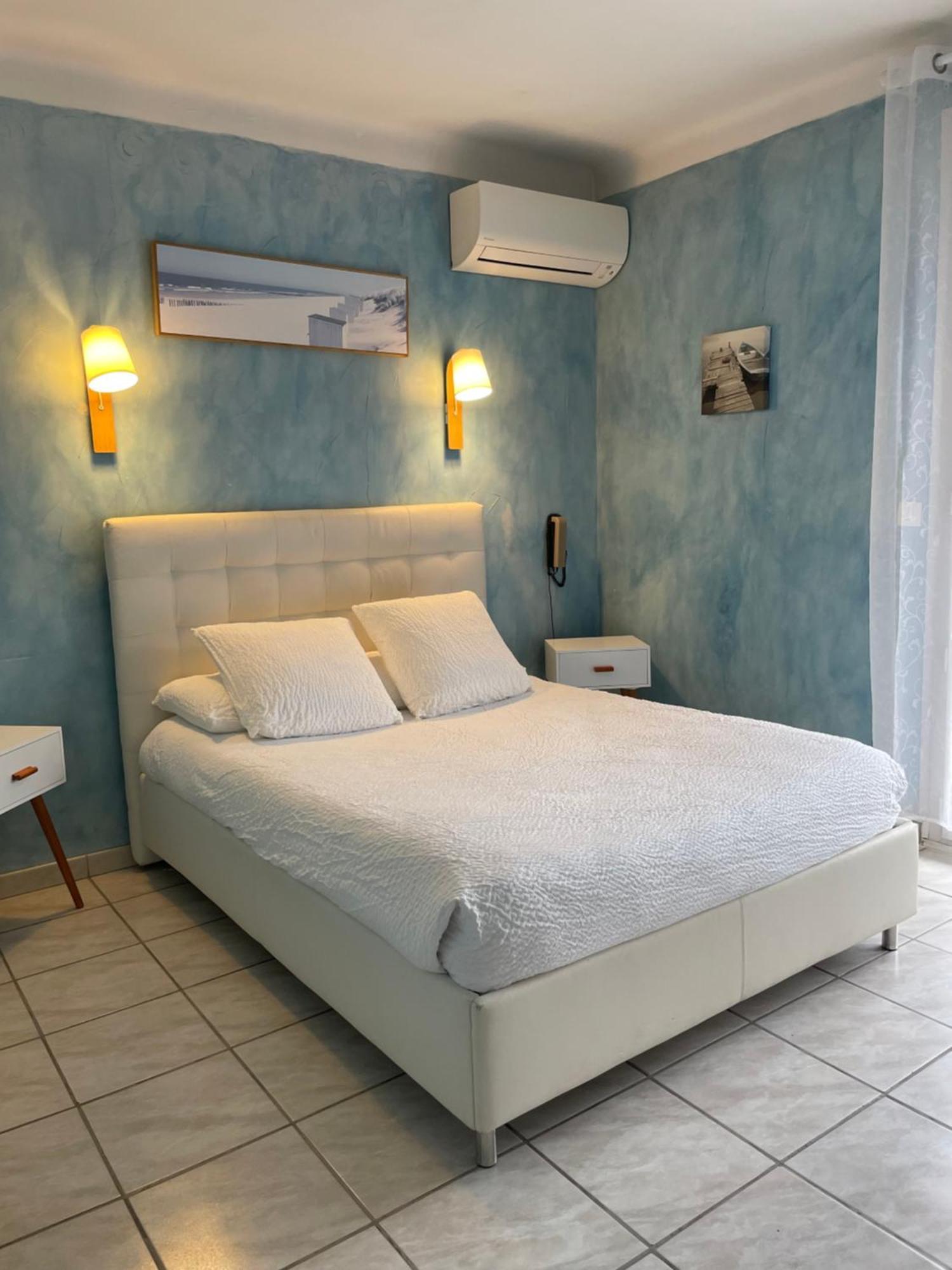 Logis Hotel Le Clement V Roquemaure  Exterior photo