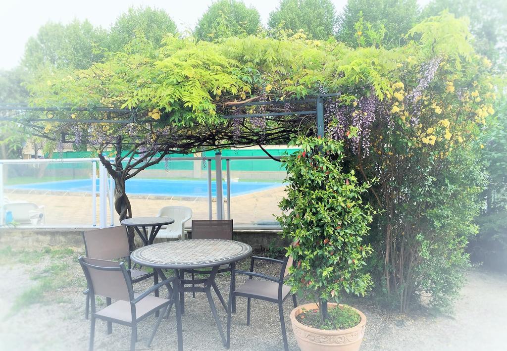 Logis Hotel Le Clement V Roquemaure  Exterior photo