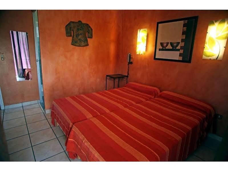 Logis Hotel Le Clement V Roquemaure  Exterior photo